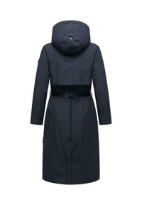 Parka blu navy con cappuccio, design cropped, maniche lunghe, vita scavallata con cintura e una superficie morbida e testurizzata.