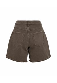 Donkerbruine high-waisted denim shorts met twee achterzakken en rafelige zoom, van achteren getoond op een witte achtergrond.