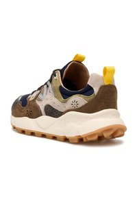 Vícebarevné tenisky s hnědým semišem, námořnickou síťovinou a olivovými akcenty. Silná, strukturovaná podrážka s gumovými výstupky; žlutý záložní pásek dodává detail.