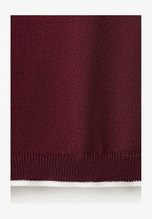 Burgunderfarbener gestrickter Stoff mit einer gerippten Textur am Saum und einem kontrastierenden weißen Streifen. Die Oberfläche ist glatt und weist ein einheitliches Muster auf.