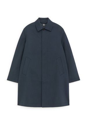 Marineblauer Mantel mit einreihiger Knopfleiste, Kragen und zwei Seitentaschen auf weißem Hintergrund.