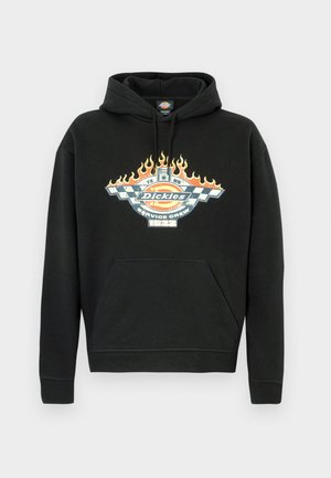 Zwarte katoenen hoodie met een voorvak, trekkoord in de capuchon en een grafisch ontwerp met vlammen en een logo in levendige kleuren.