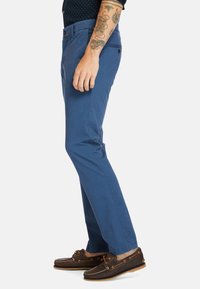 Timberland SARGENT LAKE STRETCH TWILL - Pantalones chinos - dark denim