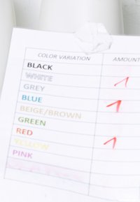 Πίνακας με παραλλαγές χρωμάτων και αντίστοιχες ποσότητες σημειωμένες με κόκκινο: μαύρο, λευκό, γκρι, μπλε, μπεζ/καφέ, πράσινο, κόκκινο, κίτρινο, ροζ.