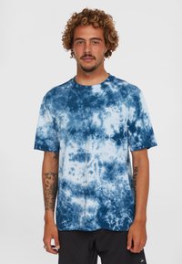 Mėlynas tie-dye marškinėliai su sukasi raštais, trumpomis rankovėmis, apvali iškirpte ir balta logotipo detalė. Pagaminti iš medvilnės, su minkšta tekstūra.