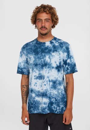 Camiseta de tie-dye azul con patrones en espiral, mangas cortas, cuello redondo y detalle del logo en blanco. Material de algodón con una textura suave.