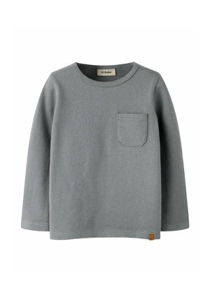 Chemise grise à manches longues pour enfants avec une poche poitrine gauche à l'avant et une petite étiquette marron à l'ourlet.