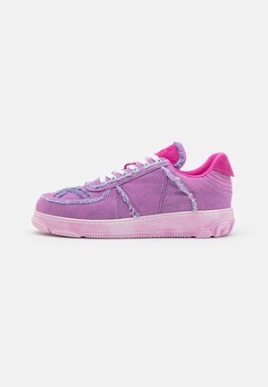 Lavtopet sneakers i nuancer af lilla og lyserød med hvide snørebånd, tekstureret stof og en tyk sål med detaljeret slidbane.