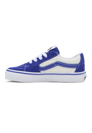 Blauwe suède sneakers met witte leren accenten, witte veters en gestikte details. Rubberzool met een paarse streep langs de rand.