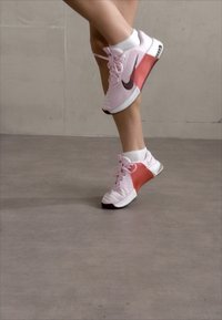 Nike Performance METCON 9 - Scarpe da allenamento - pink foam/dark team red/platinum tint/adobe/pink