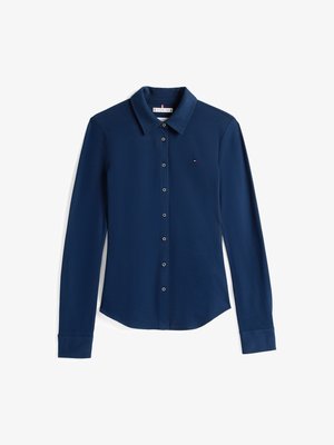 Chemise à manches longues bleu marine à boutons avec un col, en tissu lisse, comportant un petit logo sur la poitrine et des poignets standards.