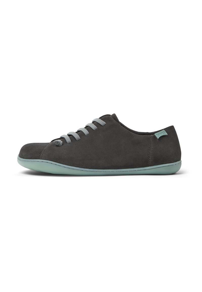 Sneaker in suede grigio con lacci grigio chiaro e suola in gomma teal, caratterizzato da una texture liscia e un design minimalista.