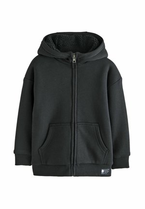 Sort hættejakke med lynlås, foret med fleece, forlommer, ribstrikkede manchetter og en lille stofetiket nederst på kanten.