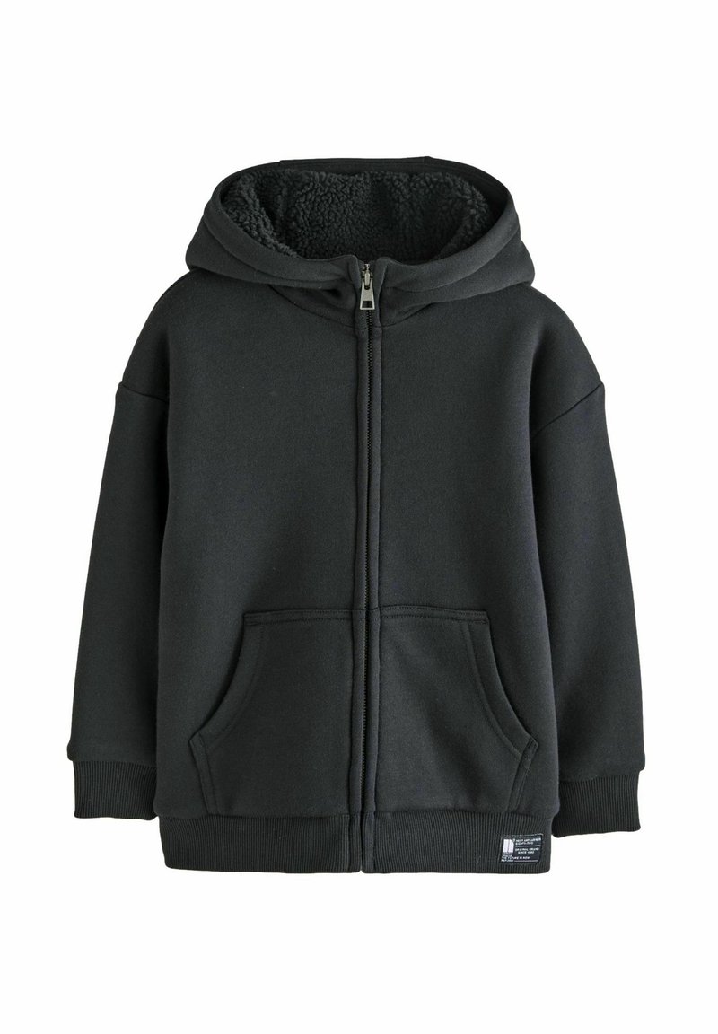 Veste à capuche noire zippée avec doublure en polaire, poches avant, poignets côtelés et petite étiquette en tissu sur l'ourlet inférieur.