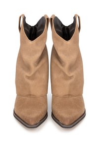 Bottines en cuir suédé marron avec un design loose, un nez pointu et une doublure intérieure noire. Dotées de languettes pour un enfilage facile.