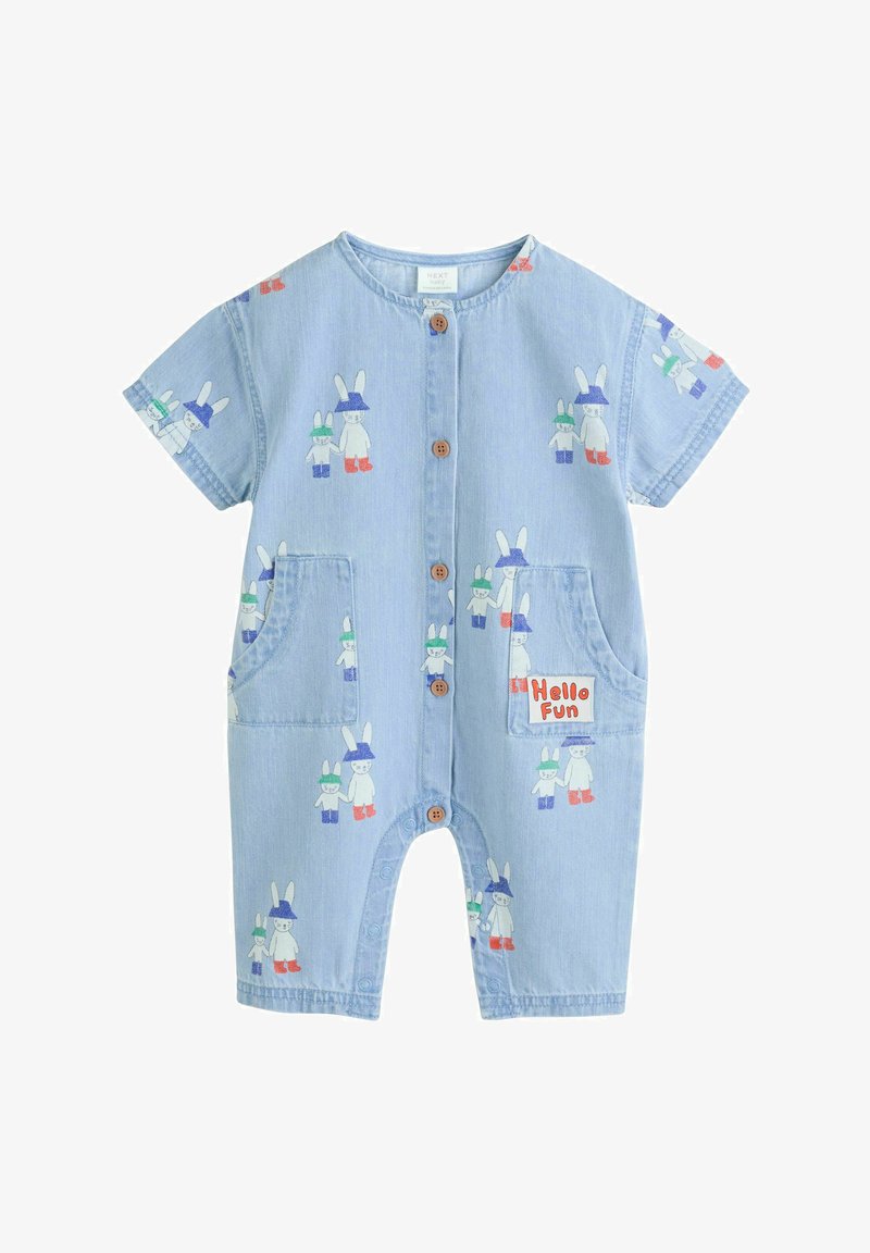 Jeans kombinezon v svetlo modri barvi s kratkimi rokavi, z vzorcem zajčka, lesenimi gumbi, dvema sprednjima žepoma in obližem z napisom "Hello Fun".