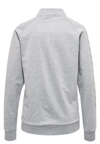 Grå sweatshirt med ståkrave, ribbede manchetter og kant. Har en subtil struktur og et trykt design langs venstre ærme.