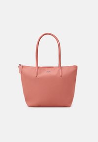 Rosa tote-väska i texturerat material med två långa handtag. Har en dragkedjestängning och en liten logotypdetalj på framsidan.