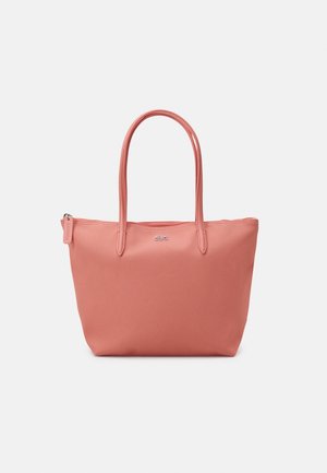 Bolso tote rosa hecho de material texturizado con dos asas largas. Cuenta con un cierre de cremallera y un pequeño logotipo en la parte delantera.