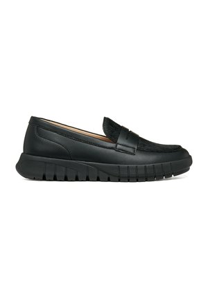 Mocassino nero slip-on con pannello superiore texturizzato, dettagli cuciti e suola spessa in gomma progettata per comfort e uso casual.
