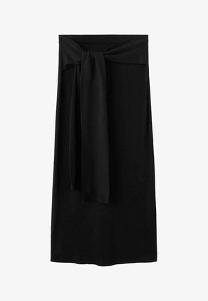 Jupe noire en tissu léger, avec une large ceinture ornée d'un nœud noué à l'avant. Design simple, longueur mi-mollet.