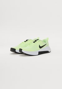 Neongele sportschoenen met zwarte accenten, voorzien van een mesh bovenwerk, een gevoerde zool en een gestructureerde zwarte rubberen loopzool.