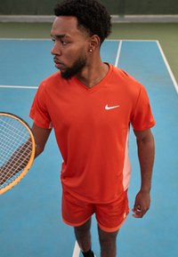 Nike Performance TOP - Camiseta deportiva - rust factor/pink quartz/white