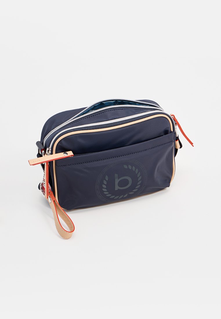 Sac bandoulière rectangulaire bleu marine avec garniture beige, poche avant, fermetures éclair argentées, et sangle de poignet beige avec bords rouges.