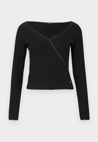 Sweater preto de manga longa com textura canelada, decote em V e design envolvente. Apresenta um brilho subtil e um pequeno logo na parte inferior esquerda.