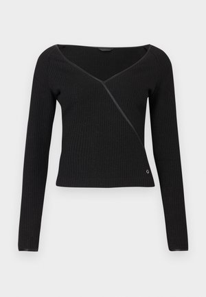 Svart langermet genser med ribbestruktur, V-hals og innpakket design. Har en subtil glans og en liten logo nederst til venstre.