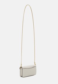 COACH POLISHED PEBBLE TABBY WRISTLET - Pochette - chalk