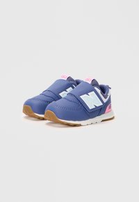 Chaussures de sport bleues avec un dessus en suede et en mesh, des sangles Velcro, des semelles blanches et des accents roses avec un logo sur le côté.