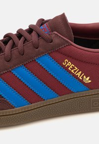 adidas Originals HANDBALL SPEZIAL UNISEX - Trainers - night red/blue/shadow red