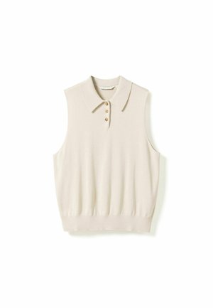 Besiūlis smėlio spalvos megztinis polo marškinėliai su trimis rudos spalvos mygtukais ir ribotu apačia, išdėlioti ant balto fono.