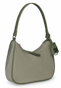 Sacoche en tissu vert avec un design incurvé, fermeture éclair et étiquette métallique. Texture lisse avec un aspect doux et rembourré.