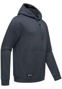 Sudadera de tono gris oscuro hecha de tejido suave, con un bolsillo frontal y capucha ajustable con cordones azules. Incluye una etiqueta de marca en el dobladillo.
