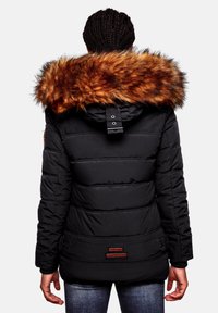 Veste noire matelassée avec une capuche amovible en fausse fourrure marron, dotée de poches latérales et de détails rouges au bas.