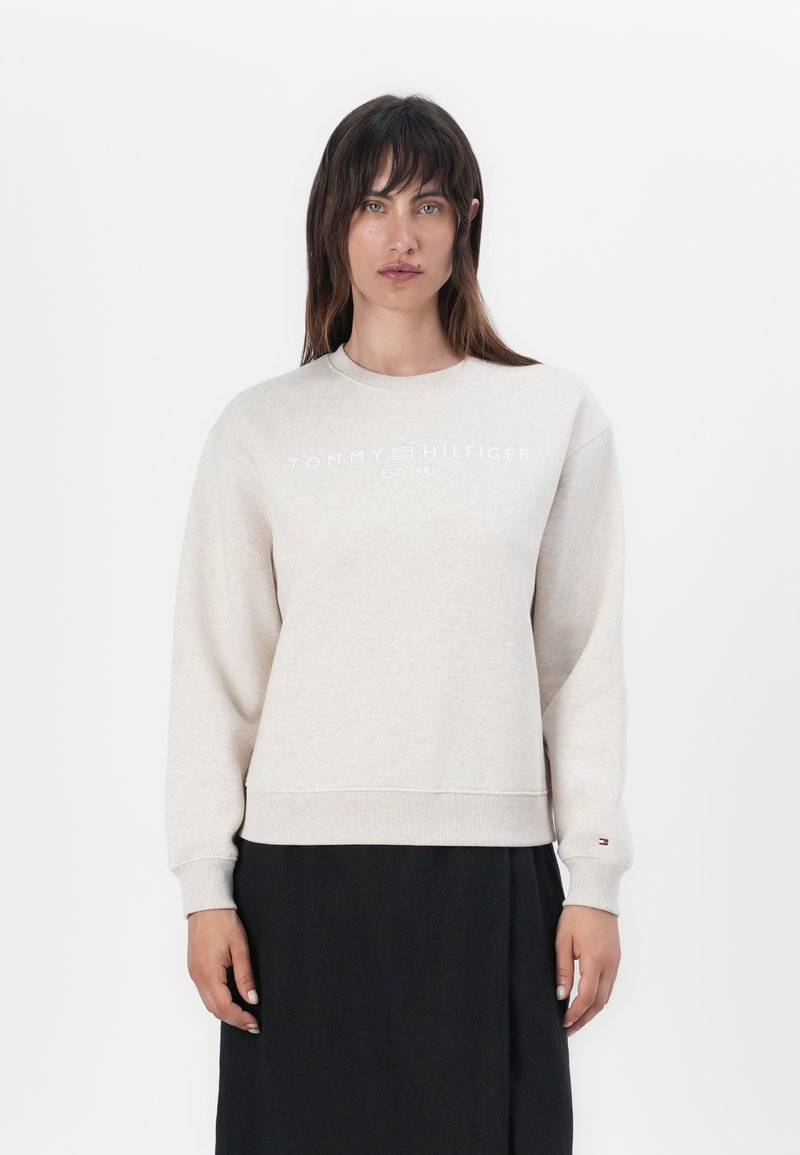 Lichtbeige sweatshirt met een ronde hals, ribgebreide manchetten en een zoom. Voorzien van witte merktekst, gemaakt van zachte stof met een subtiele textuur.