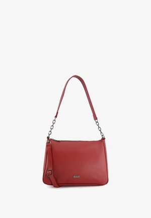 Czerwona skórzana torebka na ramię z fakturowaną powierzchnią, regulowanym paskiem i srebrnymi akcentami łańcucha. Posiada zamek błyskawiczny i detal z logo.