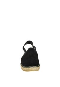 Scarpa slingback nera in suede con punta arrotondata e suola in giuta intrecciata. Presenta una fascia sottile sul tallone e una superficie liscia.