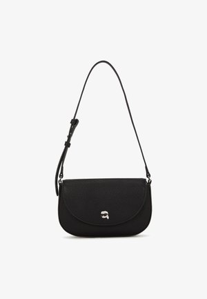 Fekete bőr kézitáska textúrázott felülettel, ívelt zárófedele és ezüst színű fémrészletei vannak. Állítható pánttal rendelkezik a sokoldalúság érdekében.