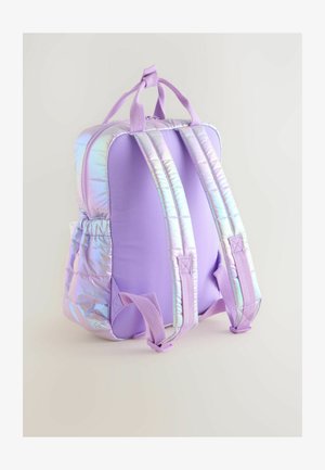 Mochila morada con correas acolchadas e iridiscentes, tejido suave y bolsillo lateral. Diseño minimalista con acabado sin costuras y acentos a juego.