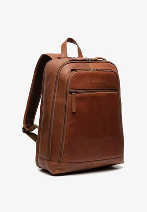 Sac à dos en cuir marron avec une texture lisse, poche avant zippée, poignée de transport supérieure et bretelles réglables. Présente des accents de couture subtils.