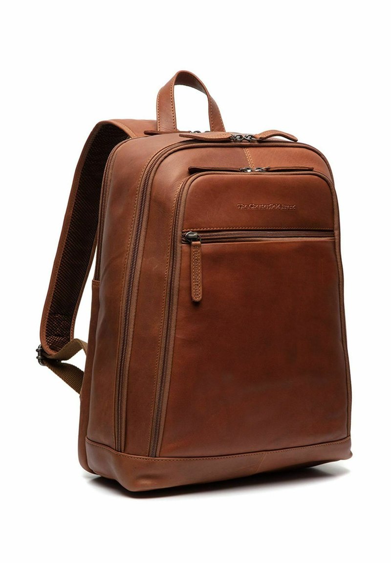 Zaino in pelle marrone con texture liscia, tasca frontale con zip, maniglia superiore per il trasporto e spallacci regolabili. Presenta sottili dettagli di cucitura.