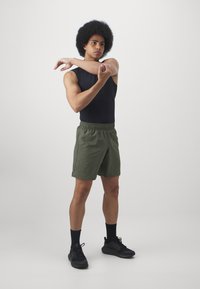 Under Armour TECH WOVEN WORDMARK - Pantaloncini sportivi - green/black