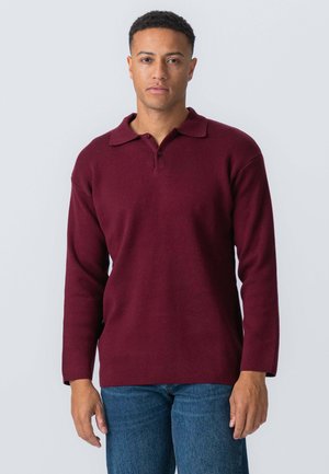 Bordeaux langærmet polo skjorte lavet af blødt stof, med klassisk krave og knappelukning. Båret med jeans, er pasformen afslappet.