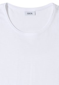 T-shirt blanc à col rond avec une étiquette cousue portant l'inscription "CECIL" à l'intérieur du col arrière.