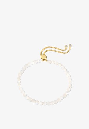 Karoliukų apyrankė, pagaminta iš nepermatomų baltų akmenukų, pritvirtinta auksine grandinėle ir apvaliu užsegimu, dekoruota dviem mažais kristaliniais akcentais.