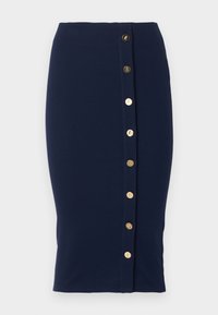 Μπλε ναυτικό στενή φούστα μήκους μέχρι το γόνατο με μία κάθετη σειρά από οκτώ χρυσά κουμπιά στην μπροστινή δεξιά πλευρά.