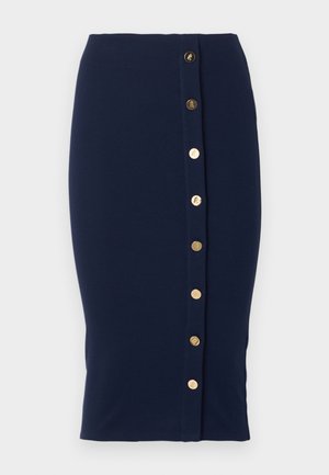 Μπλε ναυτικό στενή φούστα μήκους μέχρι το γόνατο με μία κάθετη σειρά από οκτώ χρυσά κουμπιά στην μπροστινή δεξιά πλευρά.